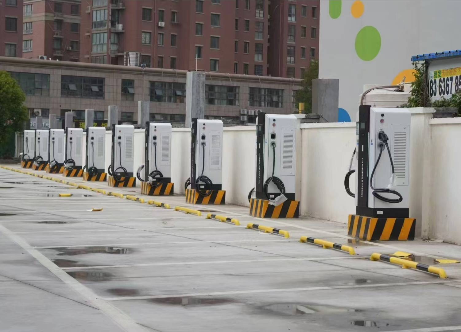 High Power 180KW 240KW E-Truck E-Bus Electric Vehicle Charging Station Integrated Model EV Charging Station CCS2+GB/T Dual Gun Electric Car Charger