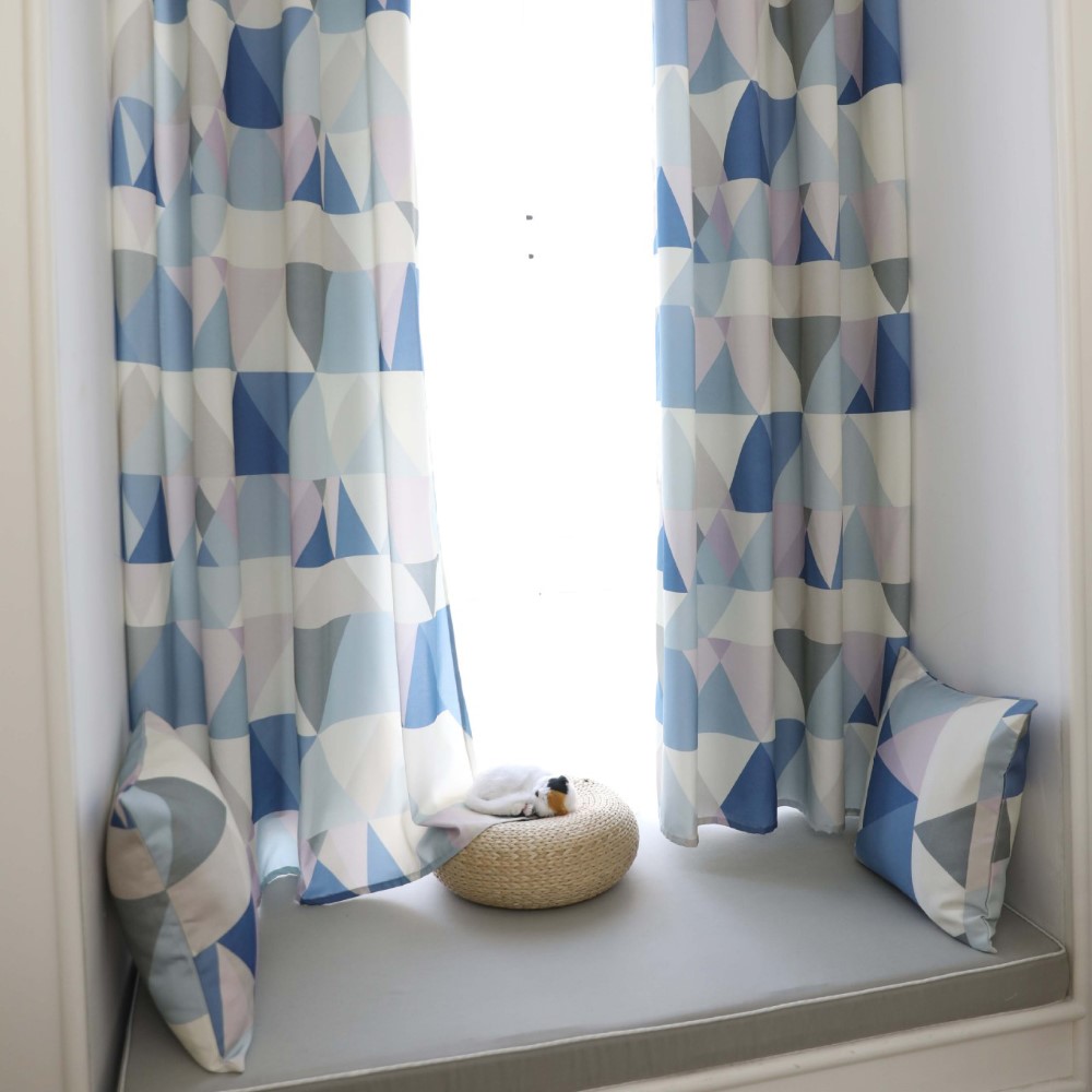 Ready-made curtain